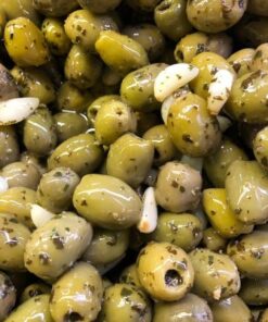 Goene olijven met basilicumkruiden en knoflookteentjes